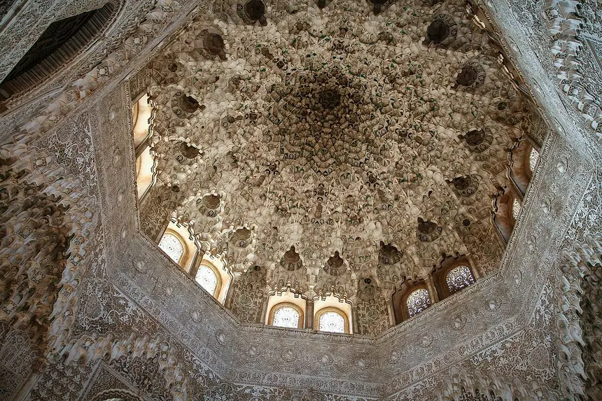 Vòm muqarnas trong cung Alhambra, Granada, Tây Ban Nha. Đây là cung điện, không phải thánh đường. Ảnh dùng để chỉ kiểu trang trí.