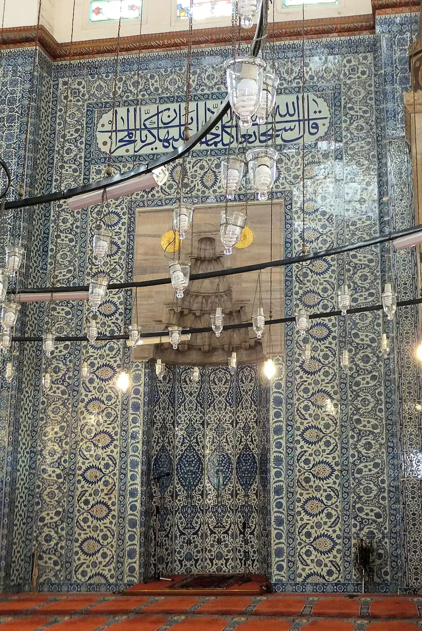 Mihrab và tường qibla ốp gạch men Iznik trong thánh đường Rüstem Pasha, Istanbul, khoảng năm 1561 tới 1563.