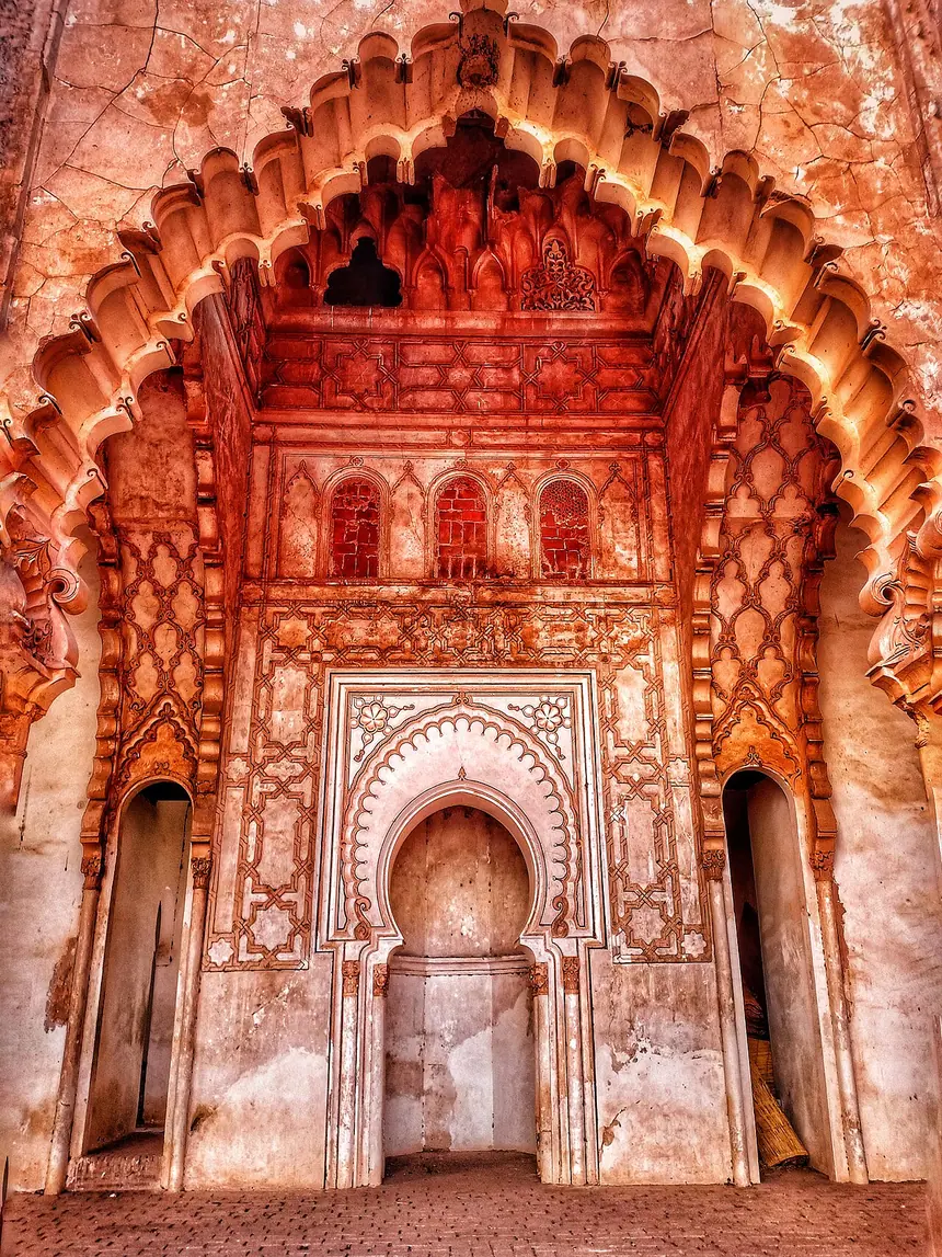 Mihrab thánh đường Tinmal, dãy Atlas, Maroc, thế kỷ 12, thời Almohad. Ảnh chụp tháng 1 năm 2022, trước trận động đất tháng 9 năm 2023 làm công trình hư hại nặng.