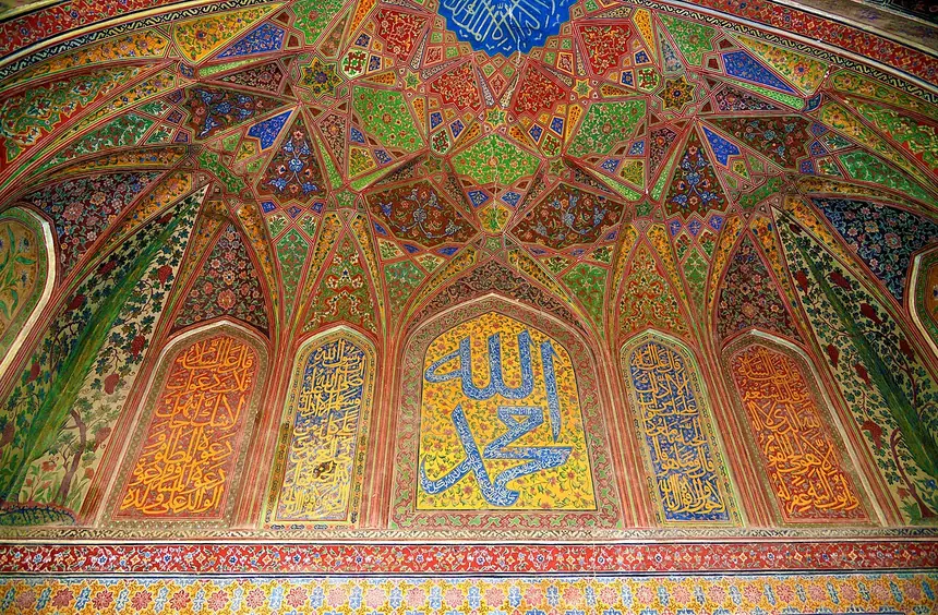 Trần và tường phòng cầu nguyện thánh đường Wazir Khan, Lahore, Pakistan, năm 1634 tới 1641, thời Mughal. Tranh tường hoa lá và ô chữ.