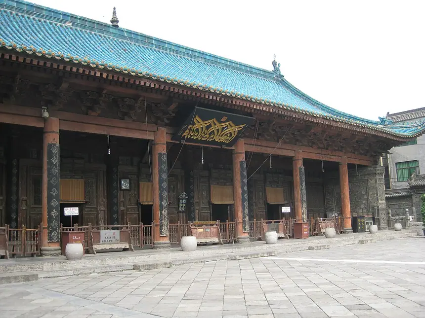 Điện cầu nguyện của Đại thánh đường Tây An, Trung Quốc: nhà gỗ mái ngói kiểu Trung Hoa, không có vòm tròn.