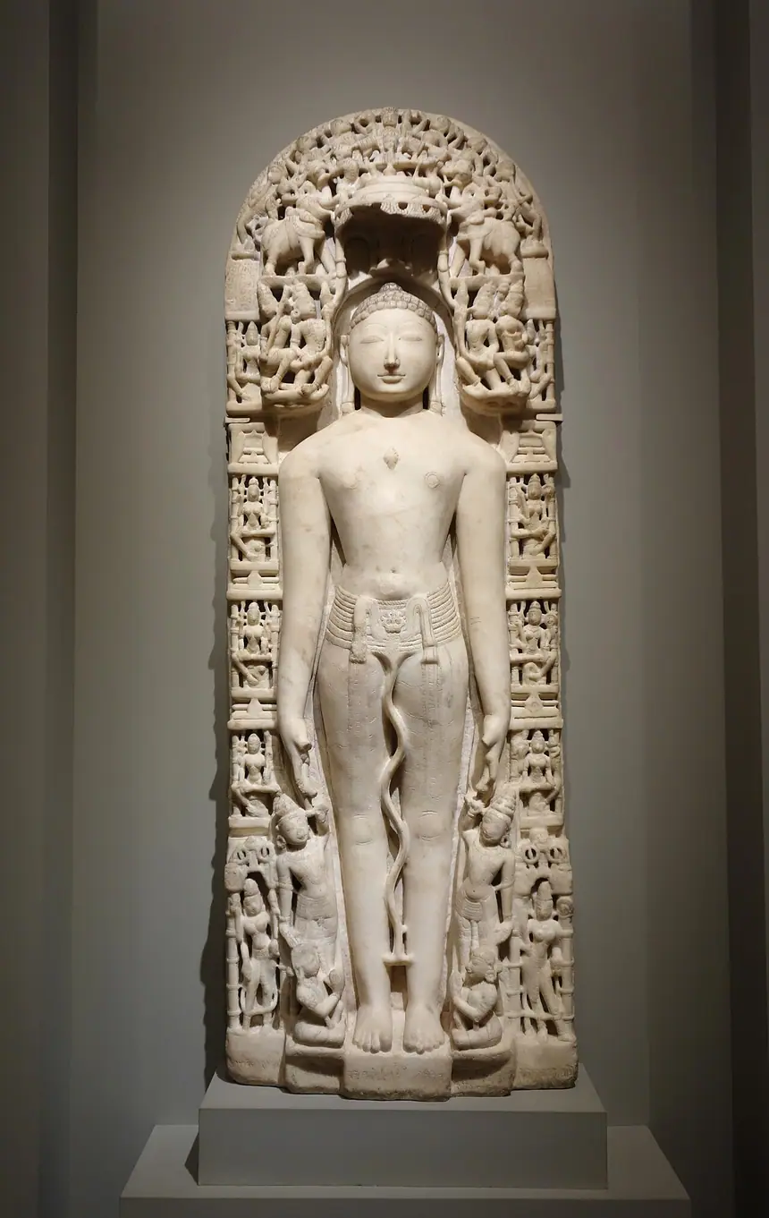 Jina Ajitanatha đứng thế kayotsarga, hai tay buông thẳng, quanh là các vị hầu. Cẩm thạch còn vết màu, Gujarat, năm 1062. Bảo tàng Norton Simon, Pasadena.