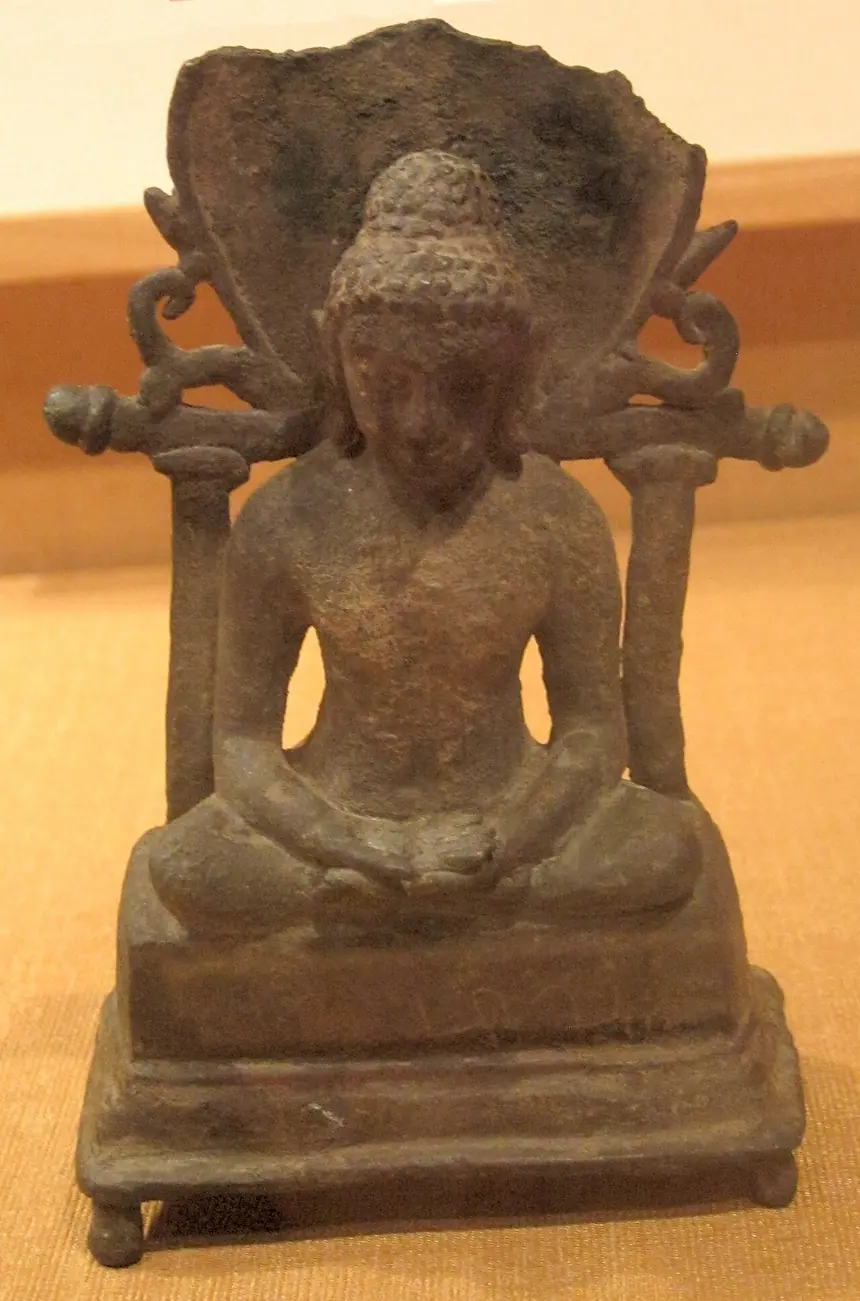 Một vị Tirthankara ngồi thiền, tượng đồng từ Akota, Gujarat, thế kỷ 7. Bảo tàng Mỹ thuật Honolulu.