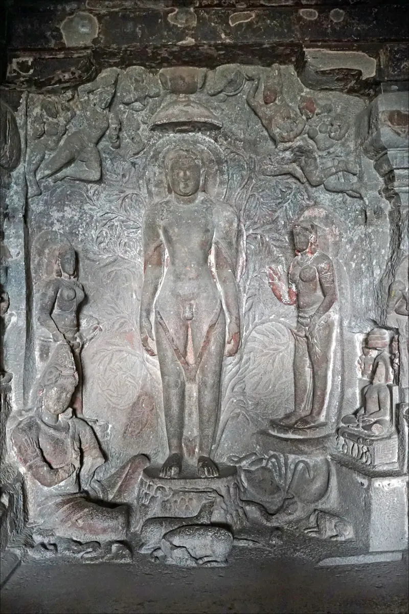 Bahubali đứng dưới lọng, dây leo quấn chân tay, phù điêu trong hang Indra Sabha (hang 32), Ellora, Ấn Độ. Tượng không y phục, theo truyền thống Digambara.