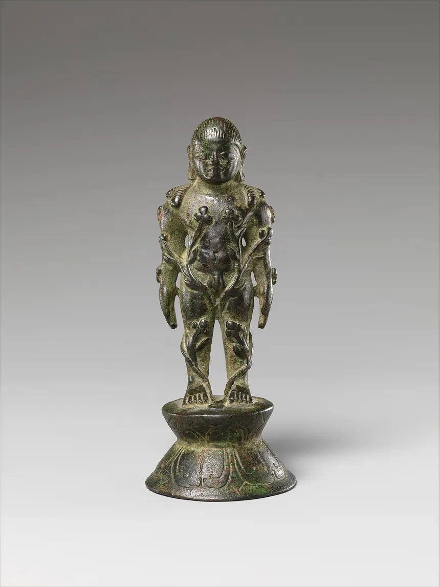 Bahubali đứng thiền, dây leo quấn quanh chân tay. Tượng đồng nhỏ, Karnataka, cuối thế kỷ 6 tới thế kỷ 7. Bảo tàng Metropolitan, New York. Tượng không y phục, theo truyền thống Digambara.