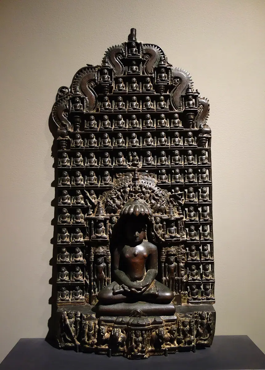 Tấm thờ nhiều vị Jina xếp thành hàng quanh một vị ngồi giữa, hợp kim đồng, Rajasthan hoặc Gujarat, khoảng năm 1500. Bảo tàng Norton Simon, Pasadena.