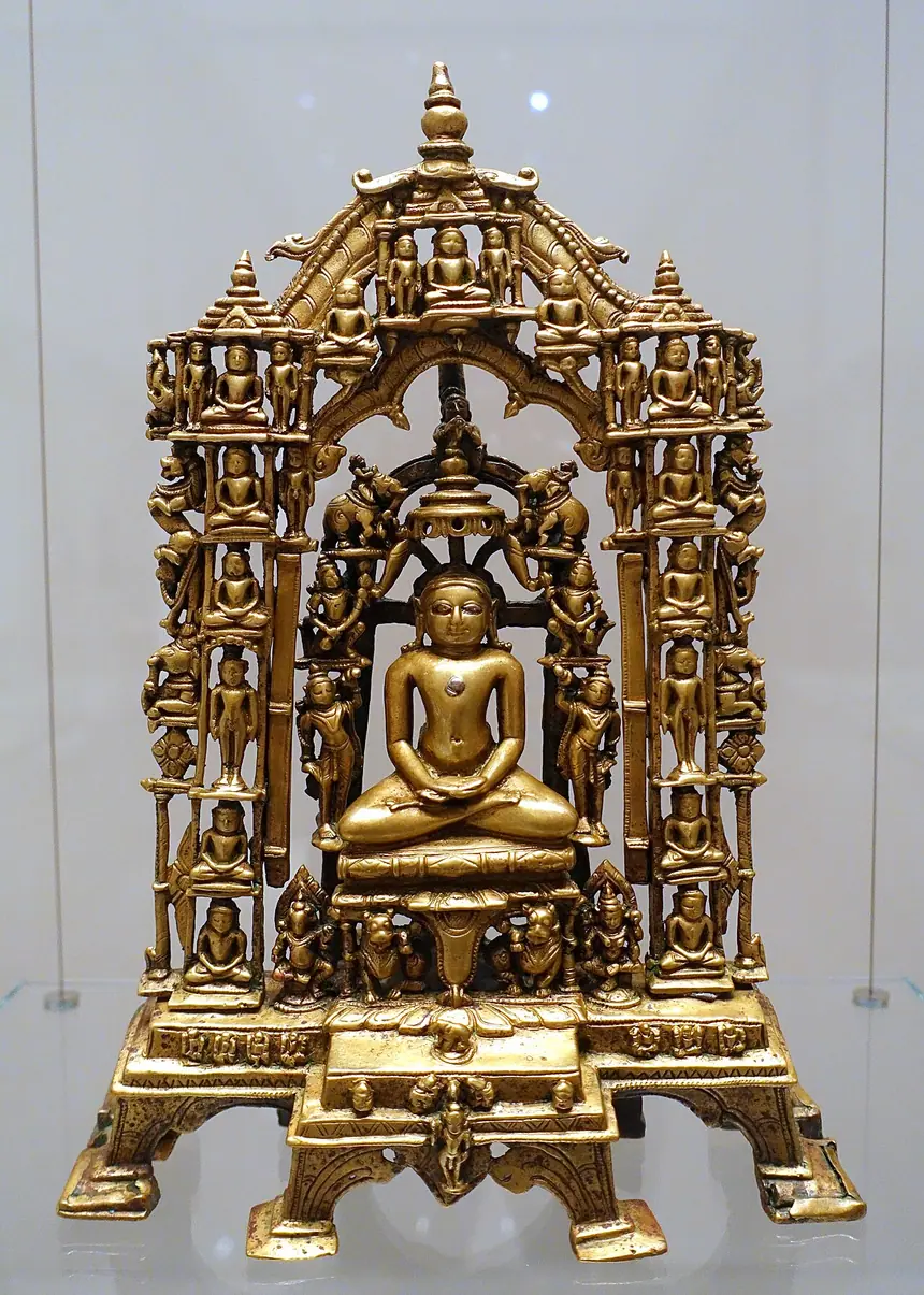 Rishabhanatha ngồi giữa, quanh là 23 vị Jina còn lại: đủ hai mươi bốn vị trên một khám thờ. Đồng thau khảm bạc, Rajasthan, năm 1144. Bảo tàng Dân tộc học Berlin.