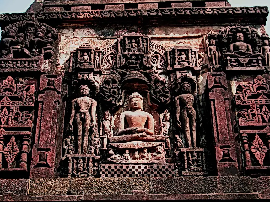 Các tượng Jina đứng và ngồi chạm trên tường đền Shantinatha, Deogarh, Uttar Pradesh. Các tượng đứng không y phục, theo truyền thống Digambara.