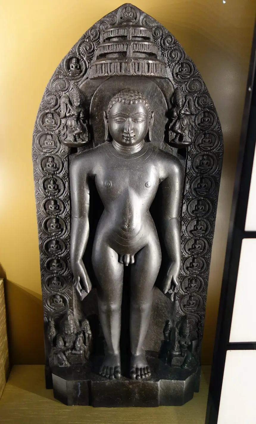 Một vị Tirthankara đứng thế kayotsarga, có thể là Munisuvrata, đá, vùng Deccan, khoảng năm 1100 tới 1300. Tượng không y phục theo lối của phái Digambara. Bảo tàng Anh, London.
