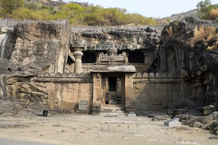 Hang 32 (Indra Sabha), một trong các hang Kỳ Na ở Ellora, Maharashtra, tạc thẳng vào núi đá.