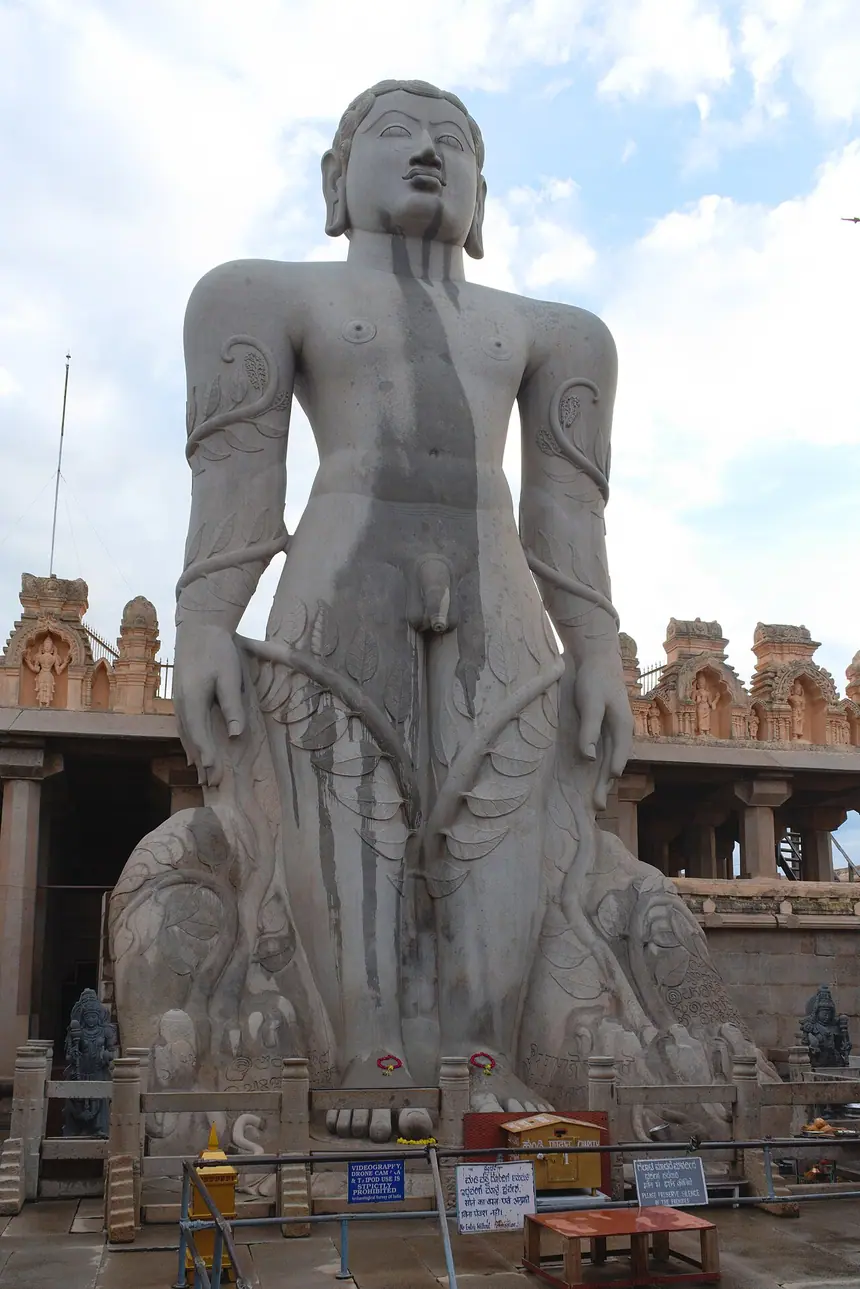 Tượng Bahubali (Gommateshvara) tạc từ một khối đá hoa cương trên đồi Vindhyagiri, Shravanabelagola, Karnataka, thế kỷ 10. Tượng đứng thế kayotsarga, không y phục theo lối Digambara, dây leo quấn quanh tay chân.