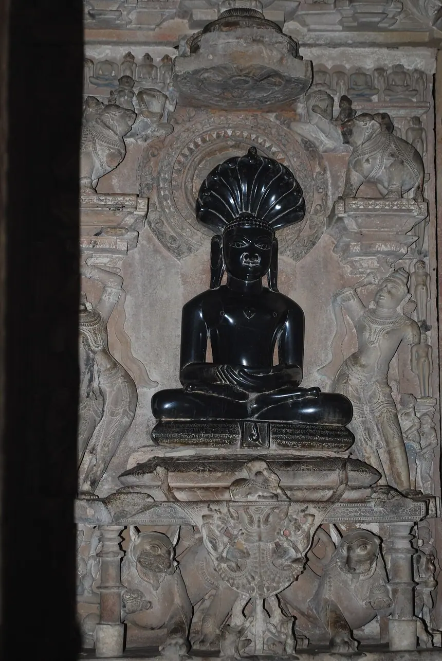 Tượng Parshvanatha bằng đá đen dưới tán rắn thần, trong đền Parshvanatha ở Khajuraho, Madhya Pradesh.