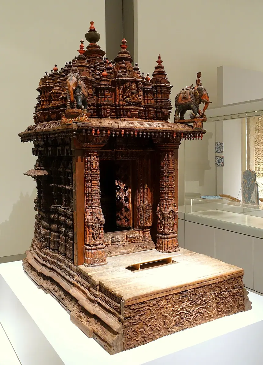 Khám thờ tại gia của một gia đình Kỳ Na, gỗ tếch chạm, Gujarat, thế kỷ 18. Bảo tàng Dân tộc học Berlin.
