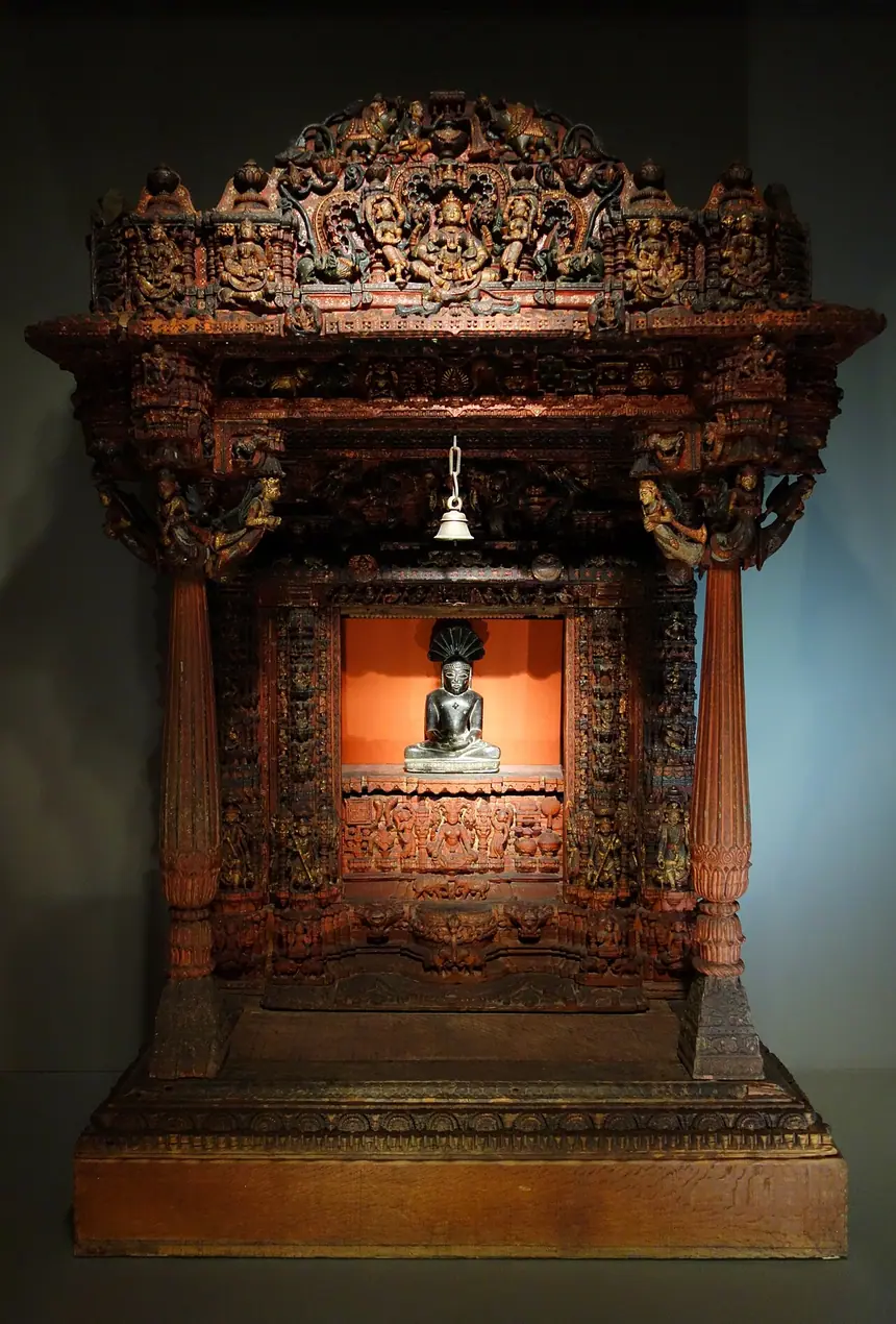 Khám thờ bằng gỗ sơn thếp từ Patan, Gujarat, đầu thế kỷ 17, trong lòng khám đặt một tượng Jina nhỏ. Bảo tàng Mỹ thuật Cincinnati.