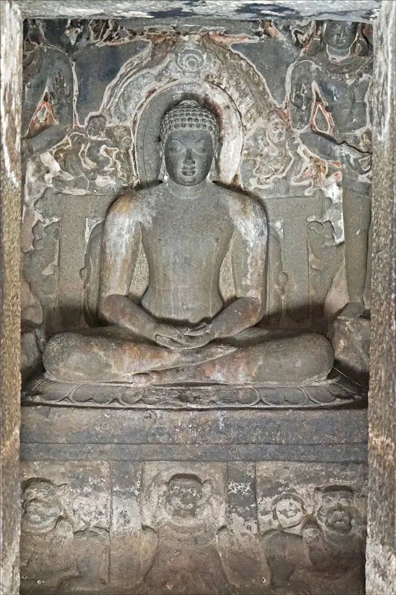 Tượng Jina ngồi trên tòa sư tử trong hang Indra Sabha (hang 32), Ellora, Ấn Độ. Người chụp ghi là Mahavira.