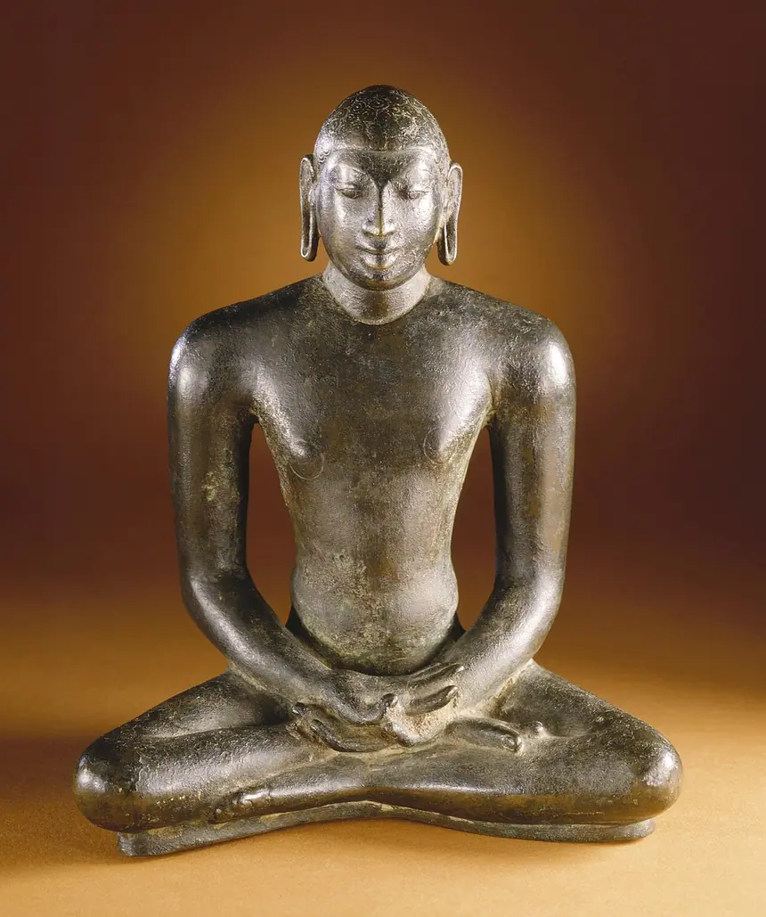 Một vị Jina ngồi thiền, hợp kim đồng, Karnataka hoặc Tamil Nadu, năm 850 tới 900. Bảo tàng ghi tên là Mahavira kèm dấu hỏi. Bảo tàng Mỹ thuật Quận Los Angeles.