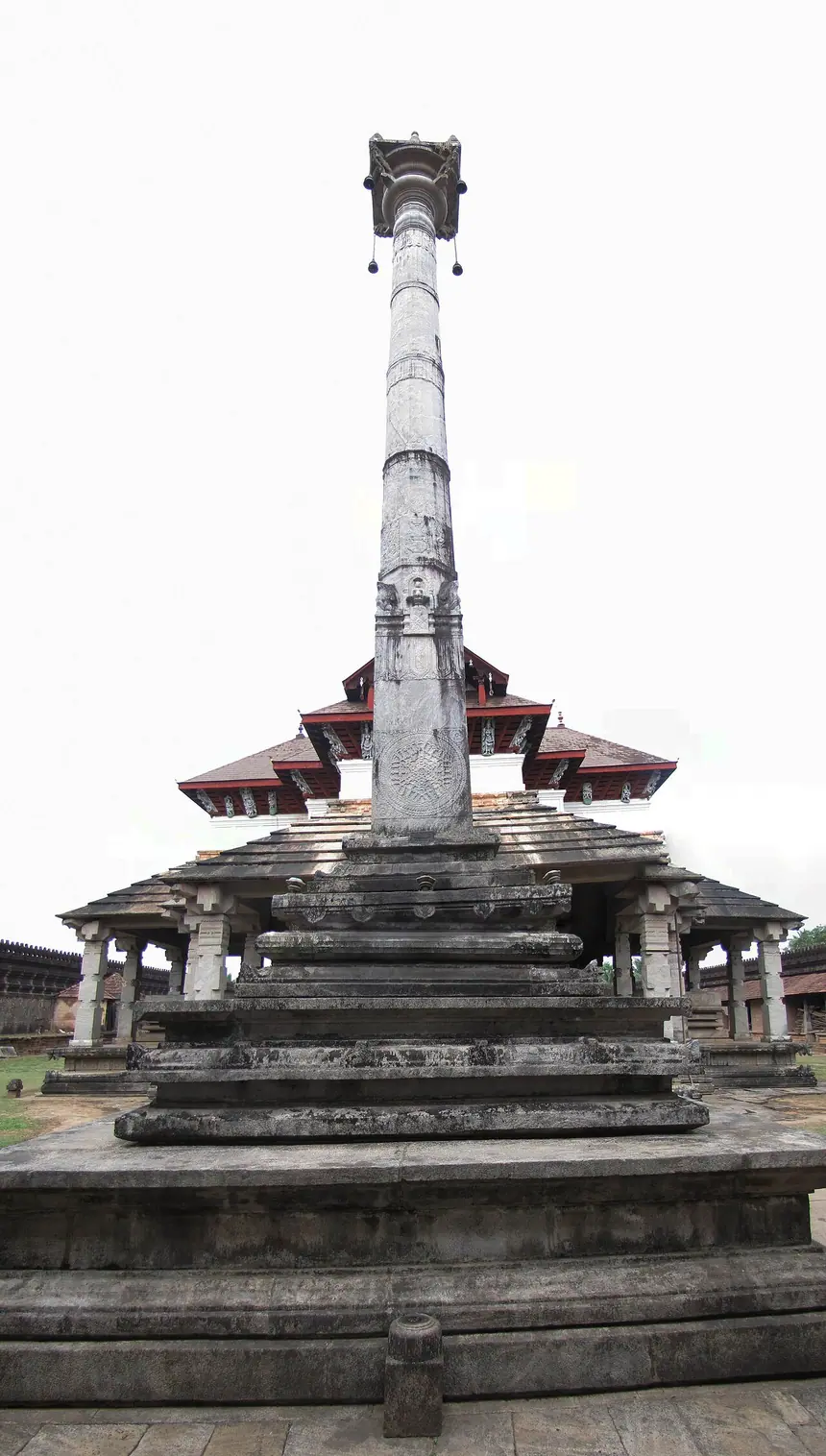 Cột manastambha trước ngôi đền Nghìn Cột ở Moodbidri, Karnataka.