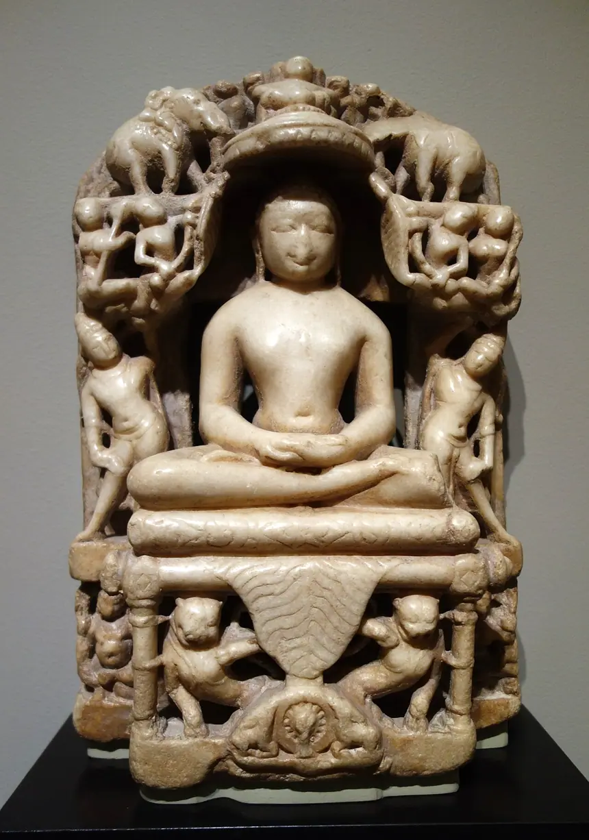 Neminatha ngồi giữa, phía dưới là yakshi Ambika và yaksha Gomedha. Cẩm thạch, Rajasthan hoặc Gujarat, thế kỷ 11. Bảo tàng Norton Simon, Pasadena.