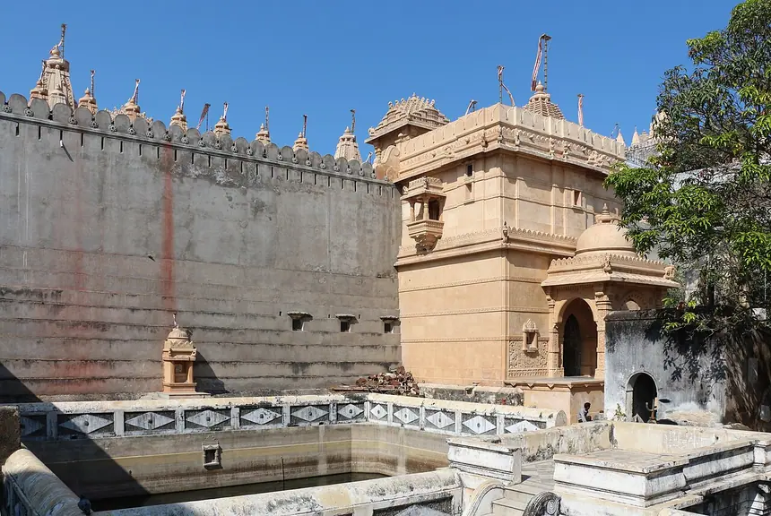 Tường bao quanh quần thể đền trên núi Shatrunjaya, Palitana, Gujarat.