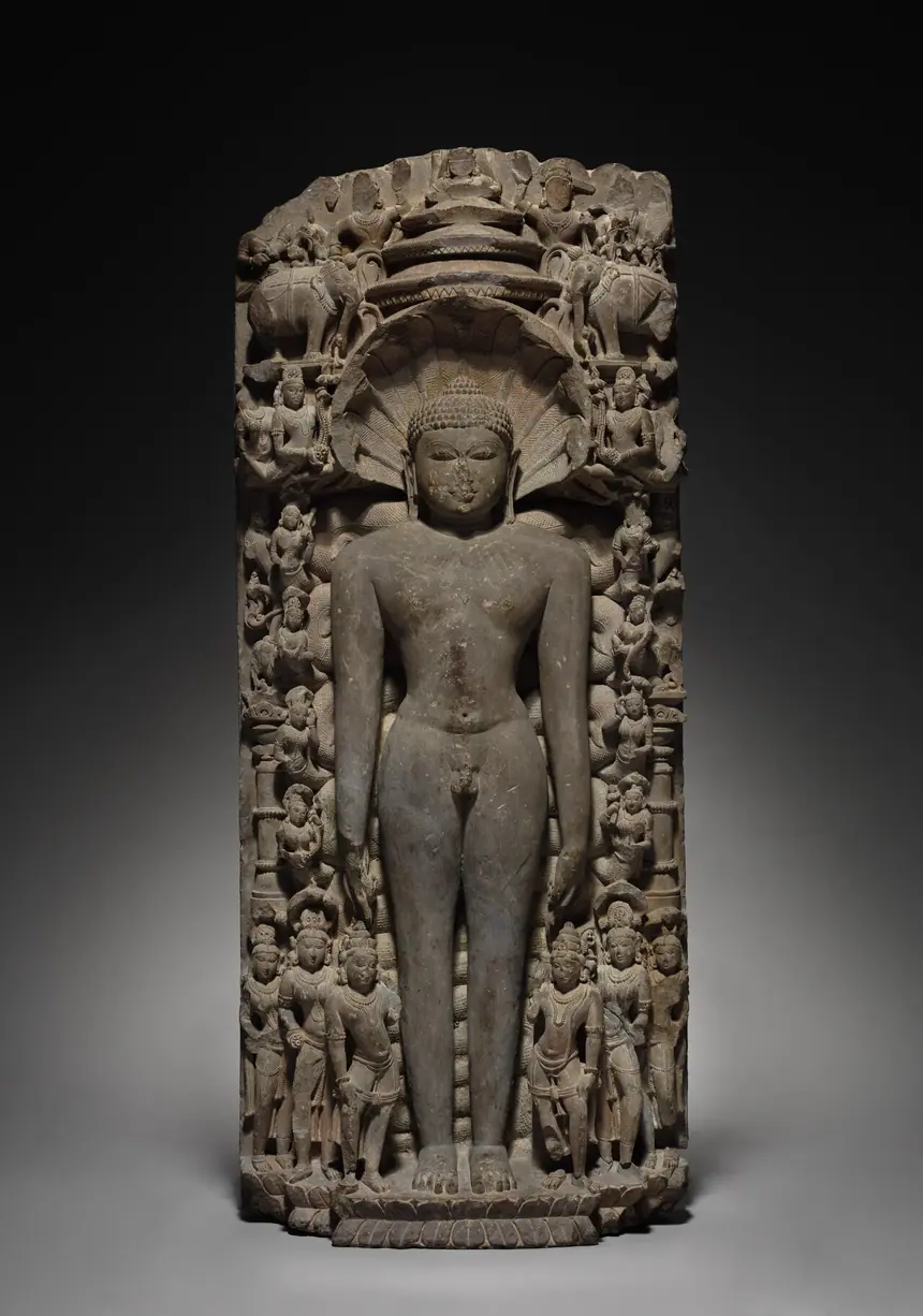 Parshvanatha đứng thế kayotsarga, rắn thần che phía sau. Đá, miền trung Ấn Độ, thế kỷ 9. Bảo tàng ghi tượng làm cho tín đồ phái Digambara nên không có y phục. Bảo tàng Mỹ thuật Cleveland.