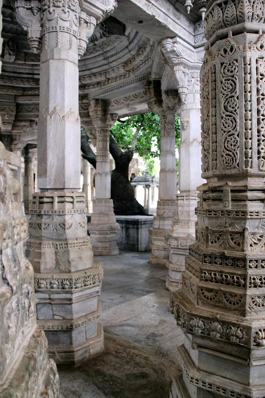 Rừng cột cẩm thạch trong đền Chaumukha (đền Adinatha) ở Ranakpur, Rajasthan.