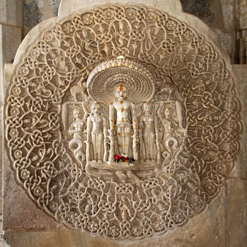 Phù điêu cẩm thạch Parshvanatha đứng giữa vòng rắn thần đan nhau, trong đền Adinatha ở Ranakpur, Rajasthan.