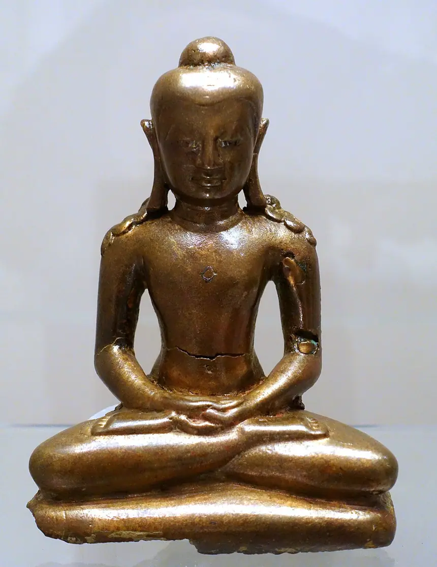Rishabhanatha, vị Tirthankara thứ nhất, đồng thau khảm bạc, Gujarat, thế kỷ 8. Lọn tóc buông xuống hai vai là dấu riêng của Ngài. Bảo tàng Dân tộc học Berlin.