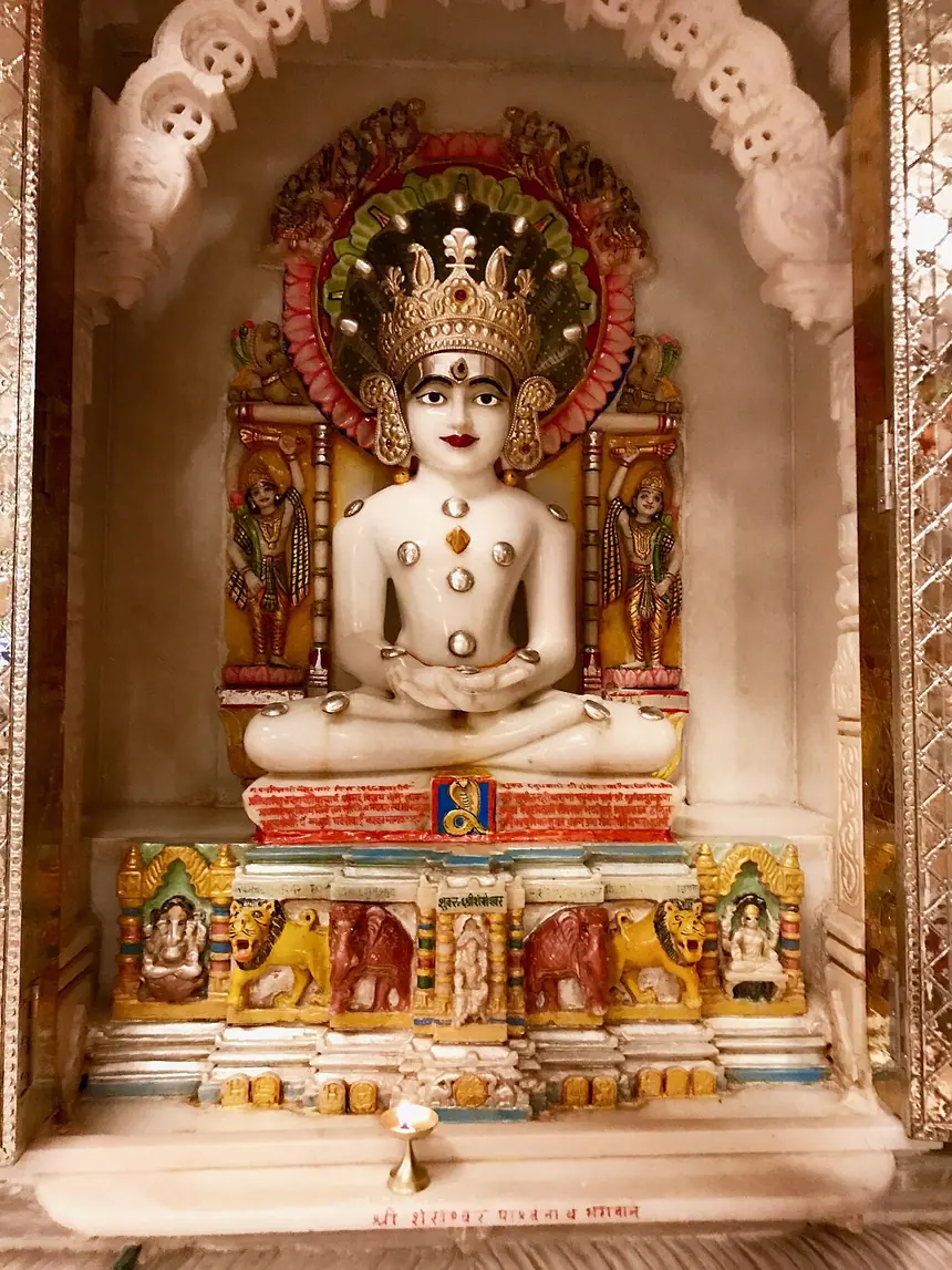 Tượng Parshvanatha đang được thờ trong một ngôi đền phái Shvetambara Murtipujak ở Mysuru, Karnataka: mắt mở, đội mũ miện, thân có trang sức. Ảnh chụp năm 2017.