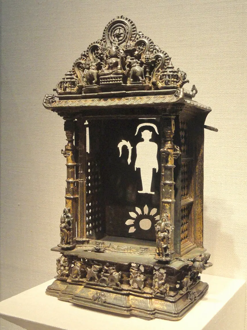 Khám thờ bậc siddha (bậc đã giải thoát): hình người chỉ là một khoảng trống cắt trên tấm đồng. Miền tây Ấn Độ, năm 1333. Phòng trưng bày Freer, Washington.