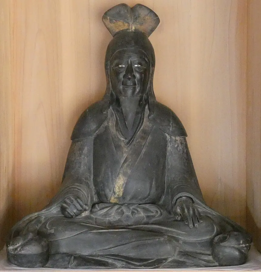Tượng Khổng Tử ngồi, thờ trong Khổng miếu của trường Ashikaga (Ashikaga Gakkō), tỉnh Tochigi, Nhật Bản. Ảnh chụp năm 2020.