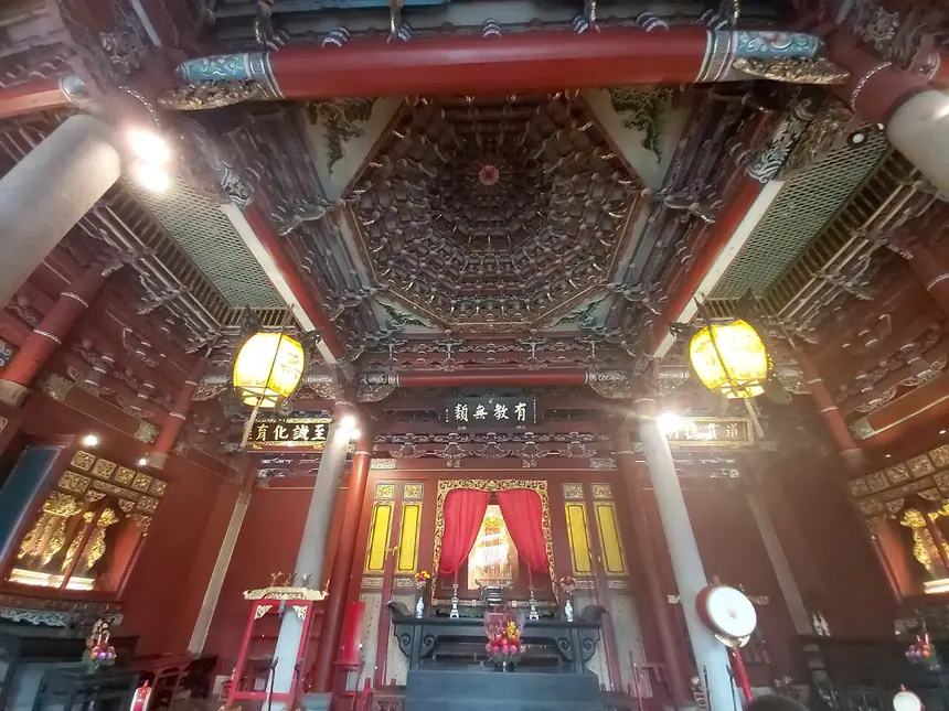 Bài vị "Đại Thành Chí Thánh Tiên Sư Khổng Tử" trong điện Đại Thành, Khổng miếu Đài Bắc. Không có tượng. Ảnh chụp năm 2024.