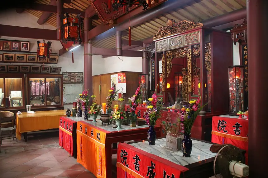 Bên trong điện Đại Thành, Khổng miếu Đài Nam: khám bài vị ở giữa, các án thờ hai bên. Ảnh chụp năm 2008.