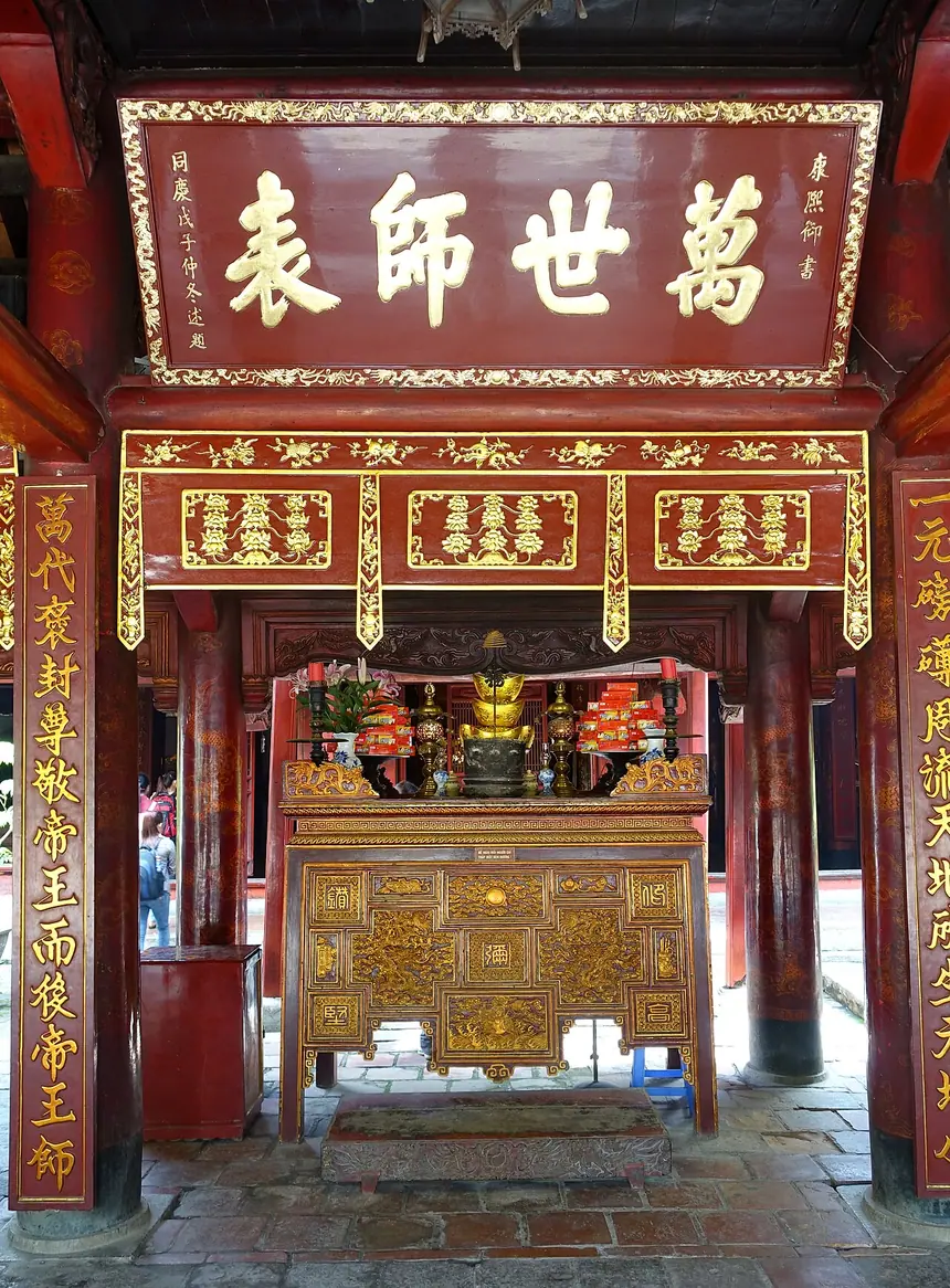 Gian giữa nhà Bái Đường, Văn Miếu Quốc Tử Giám, Hà Nội: hương án và bức hoành "Vạn thế sư biểu".