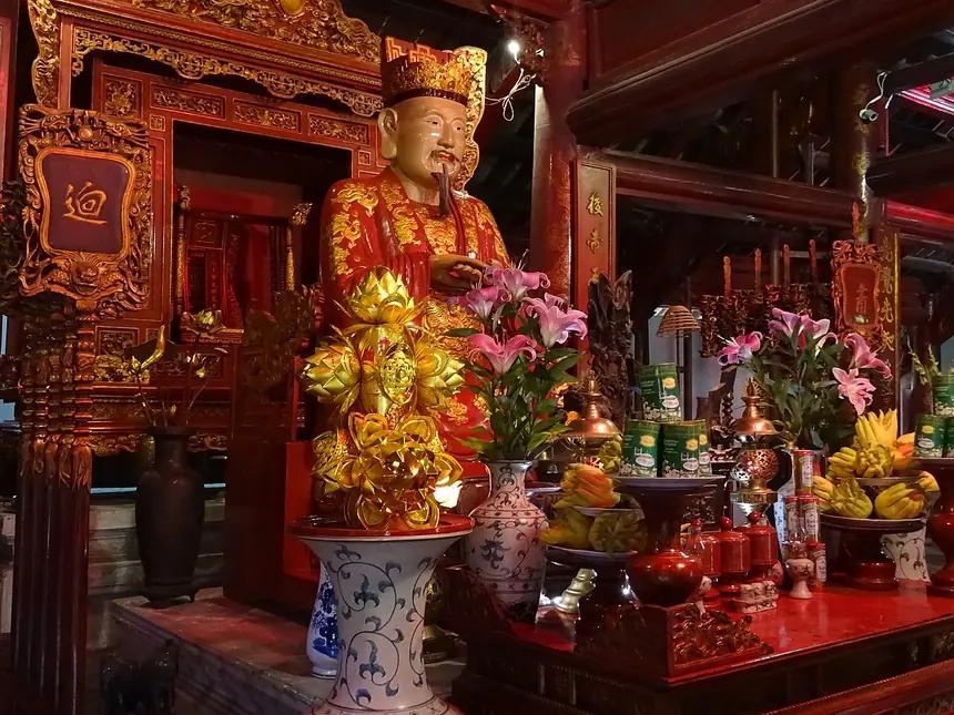 Ban thờ Khổng Tử trong điện Đại Thành, Văn Miếu Quốc Tử Giám, Hà Nội. Ảnh chụp năm 2018.