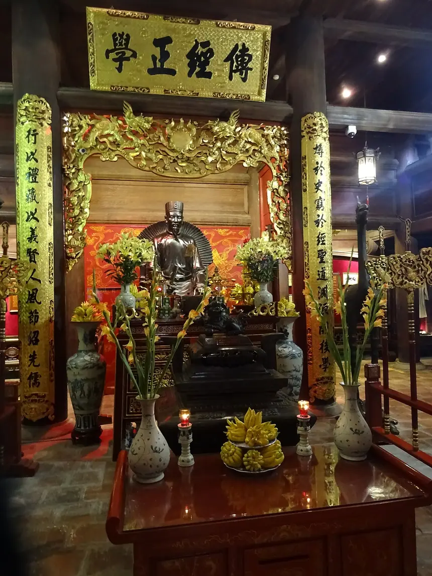 Ban thờ thầy Chu Văn An ở tầng dưới nhà Hậu Đường, khu Thái Học, Văn Miếu Quốc Tử Giám. Phía trên là bức hoành "Truyền kinh chính học". Ảnh chụp năm 2018.