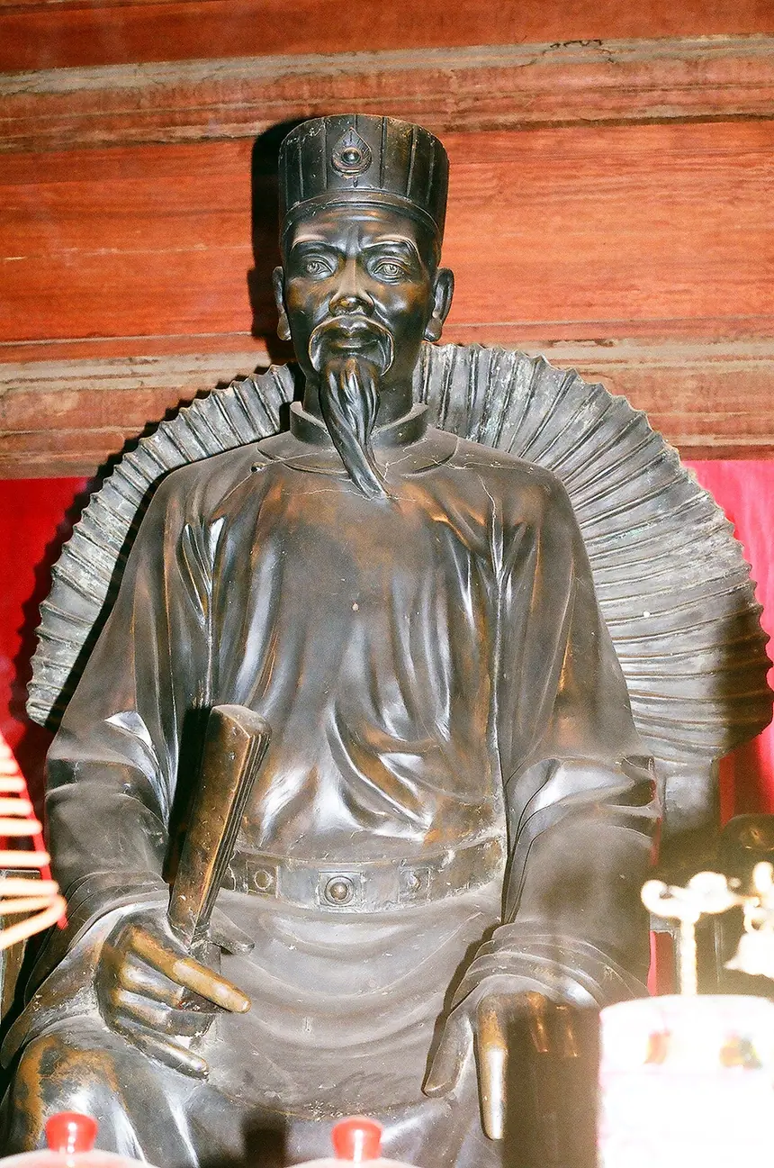 Tượng thầy Chu Văn An, đồng, đúc năm 2003, khu Thái Học, Văn Miếu Quốc Tử Giám, Hà Nội. Tượng mới.