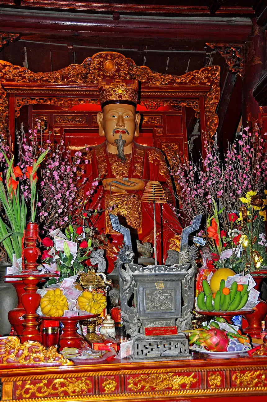 Tượng Khổng Tử ở gian giữa điện Đại Thành, Văn Miếu Quốc Tử Giám, Hà Nội. Gỗ mít sơn son thếp vàng, hai bàn tay ốp vào nhau trước ngực. Ảnh chụp năm 2009.