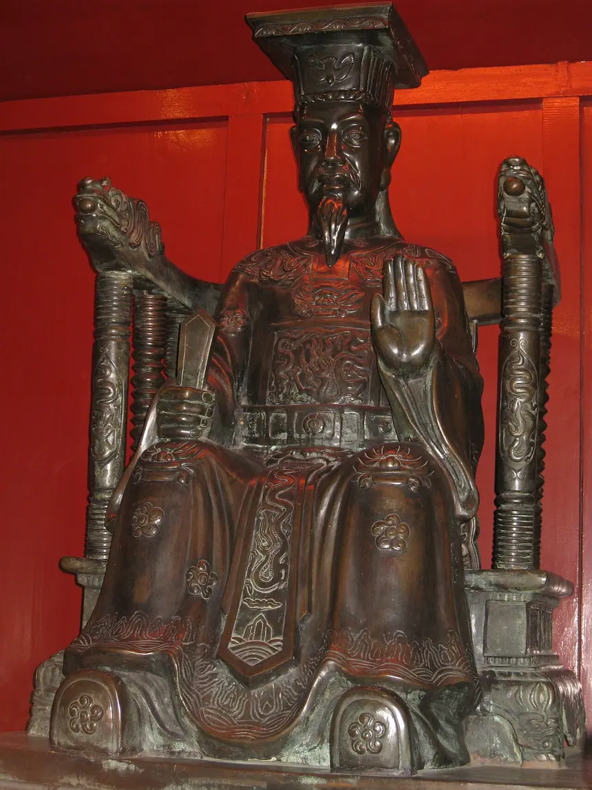 Tượng vua Lý Thánh Tông, đồng, đúc năm 2003, tầng trên nhà Hậu Đường, khu Thái Học. Tượng mới. Ảnh chụp năm 2010.
