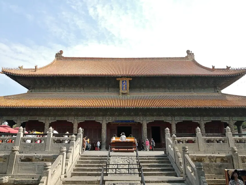 Điện Đại Thành, Khổng miếu Khúc Phụ, Sơn Đông. Tòa điện dài 54 mét, rộng 34 mét, dựng lại xong năm 1730.