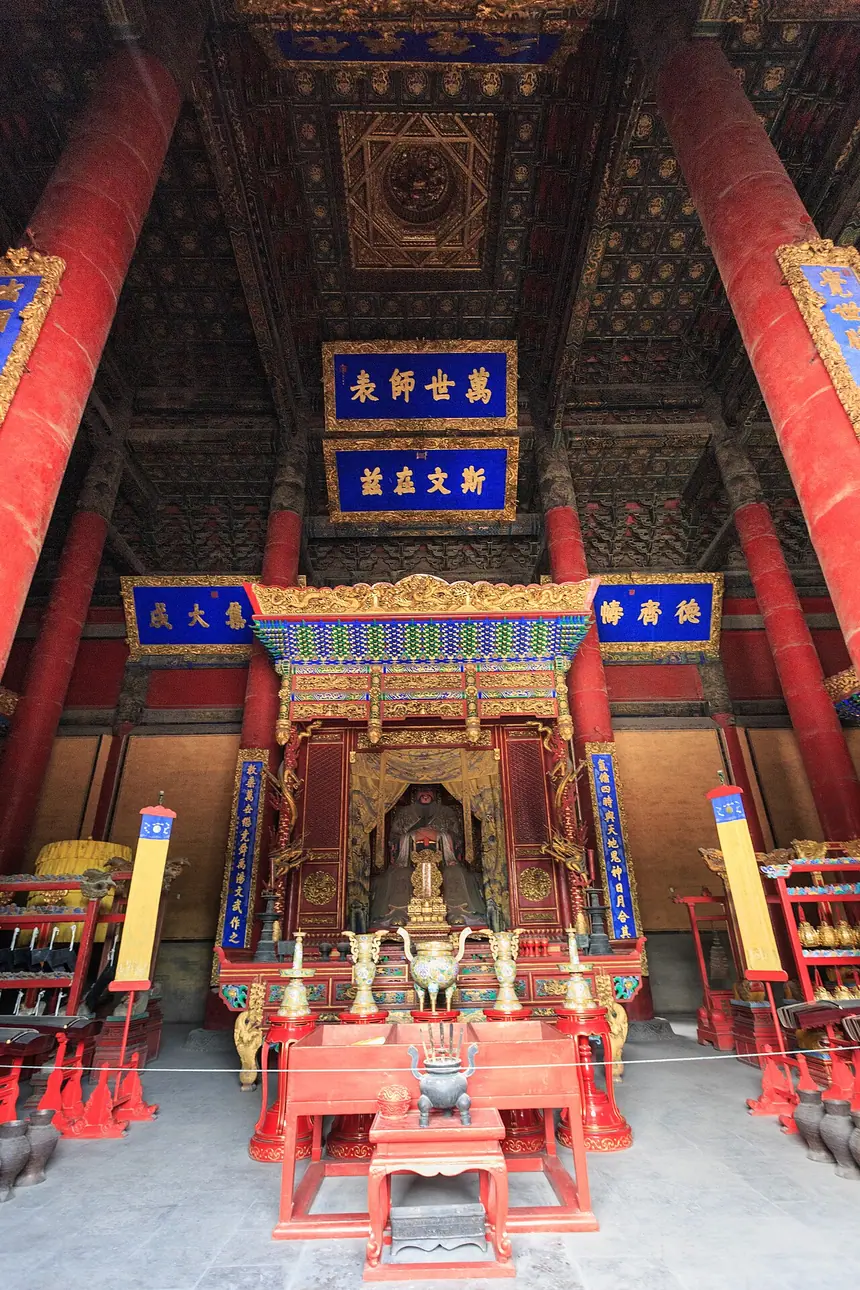 Khám thờ giữa điện Đại Thành ở Khúc Phụ, phía trên treo bức hoành "Vạn thế sư biểu". Ảnh chụp năm 2015.
