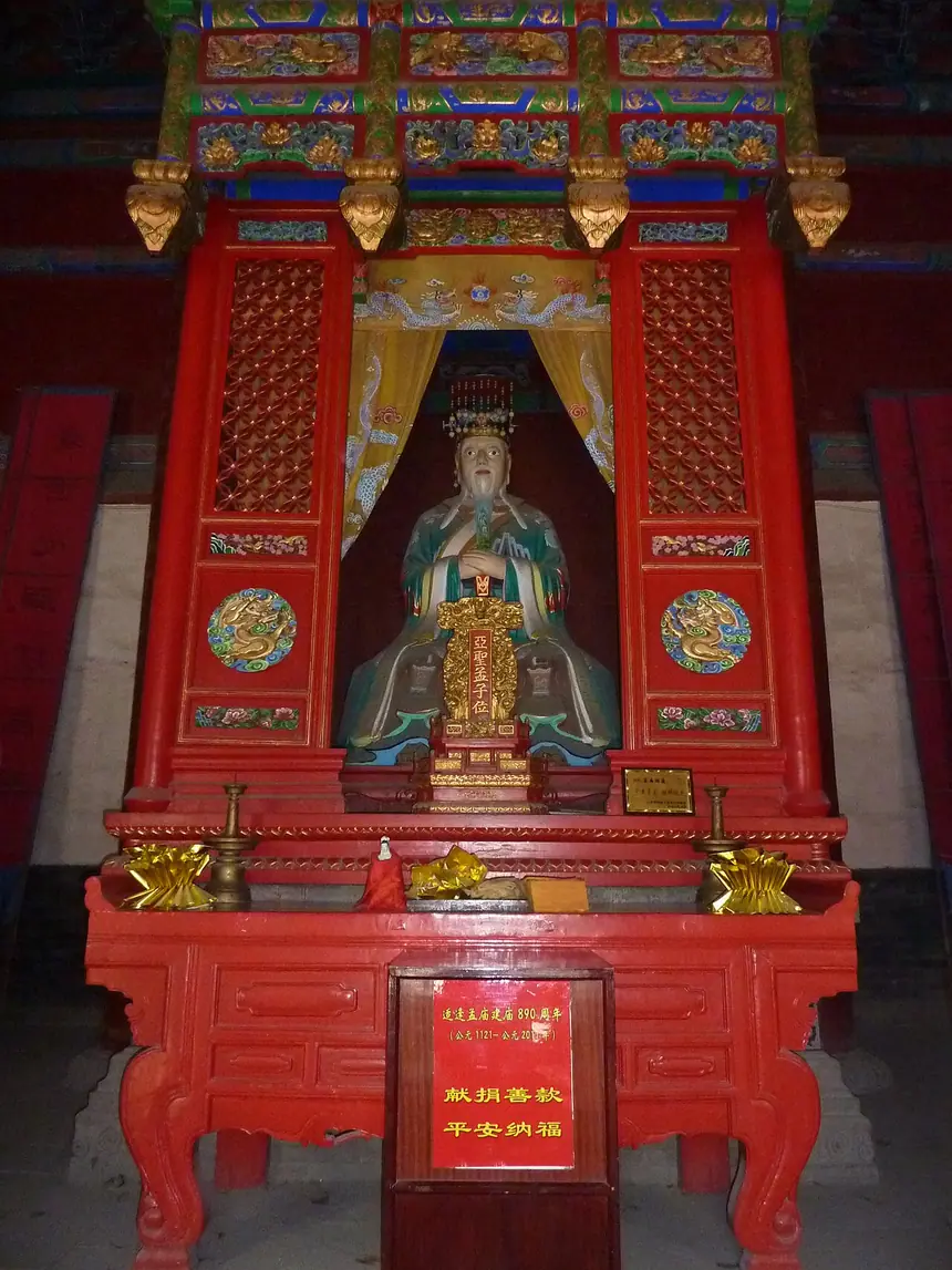 Tượng Mạnh Tử trong điện Á Thánh, Mạnh miếu, Trâu Thành, Sơn Đông. Ảnh chụp năm 2011.
