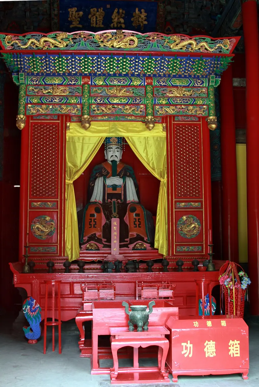 Tượng Nhan Hồi trong Nhan miếu, Khúc Phụ, Sơn Đông. Ảnh chụp năm 2010.