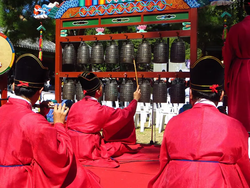 Giá biên chung (pyeonjong) trong dàn nhạc tế Văn miếu ở Seoul. Ảnh chụp năm 2015.