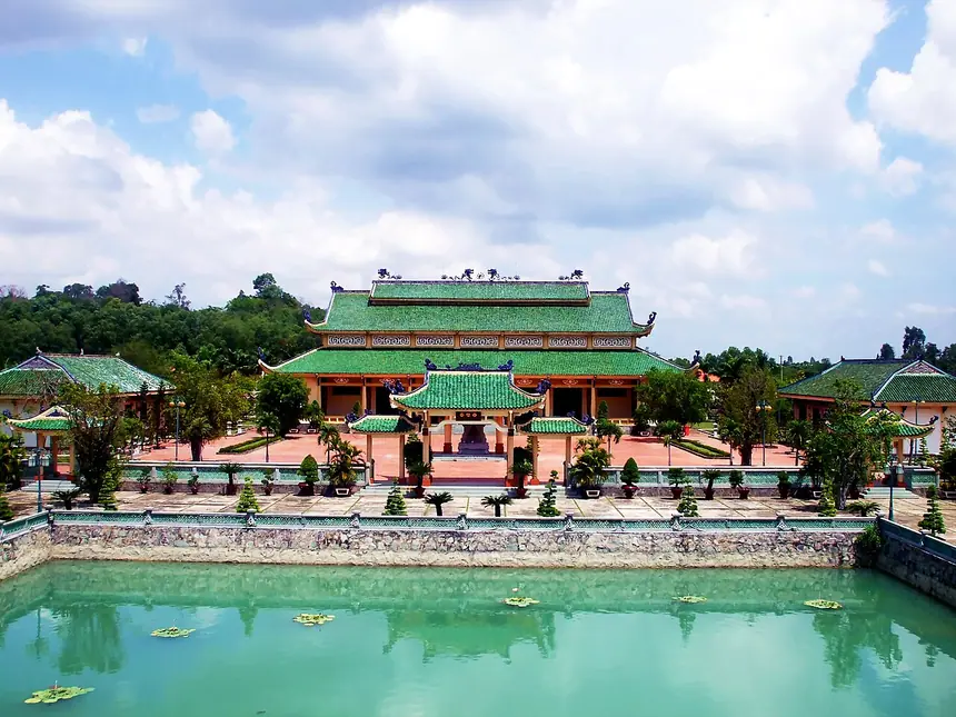 Nhà thờ chính của Văn miếu Trấn Biên, Đồng Nai, nhìn từ hồ Tịnh Quang. Công trình dựng lại từ năm 1998 tới 2002.