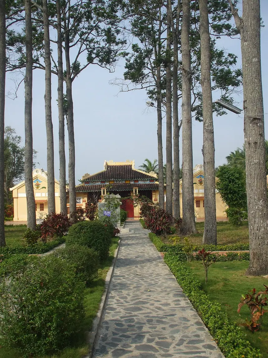 Lối thần đạo dẫn vào điện Đại Thành, Văn Thánh Miếu Vĩnh Long.