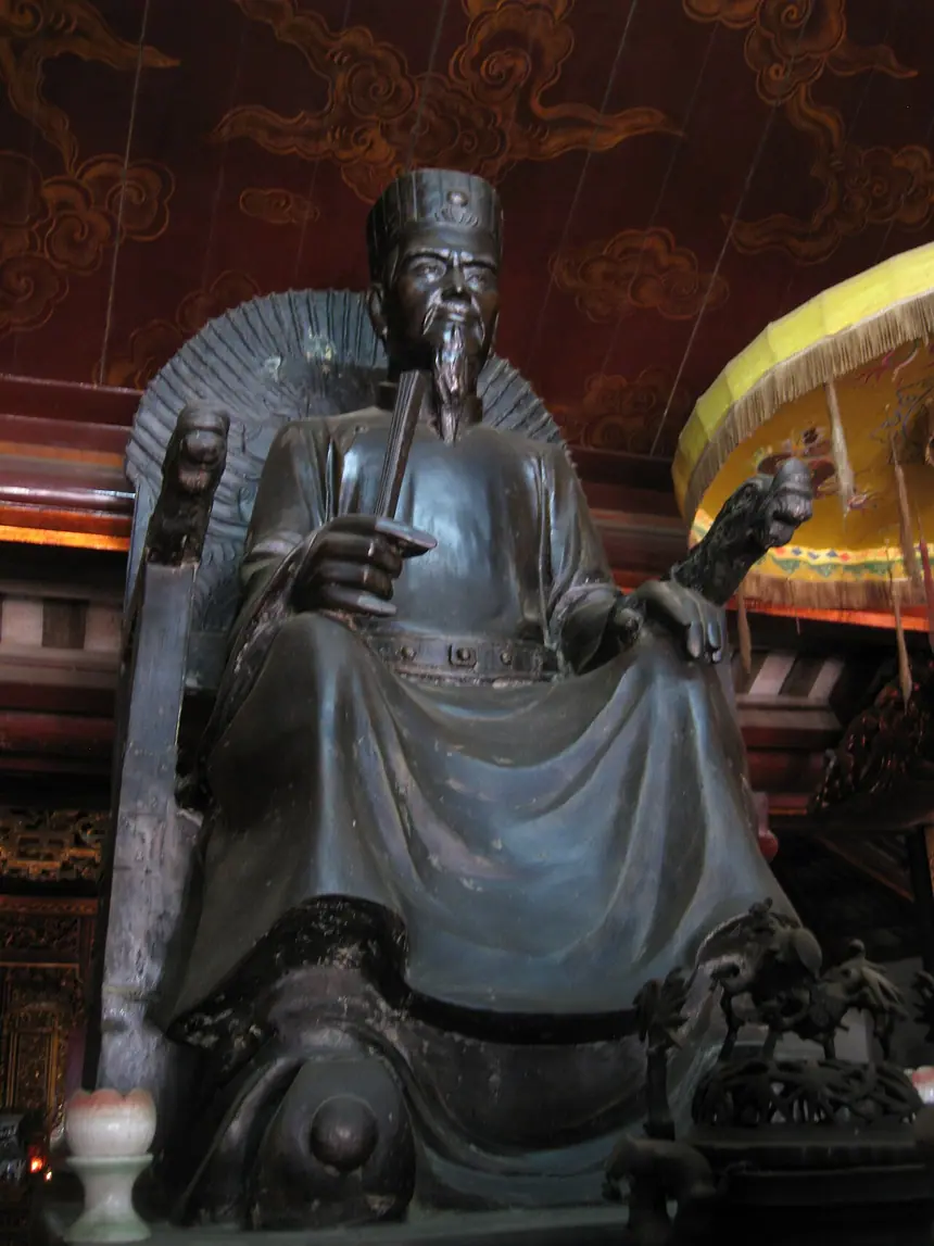 Tượng thầy Chu Văn An trong Văn miếu Xích Đằng, Hưng Yên. Ảnh chụp năm 2010.