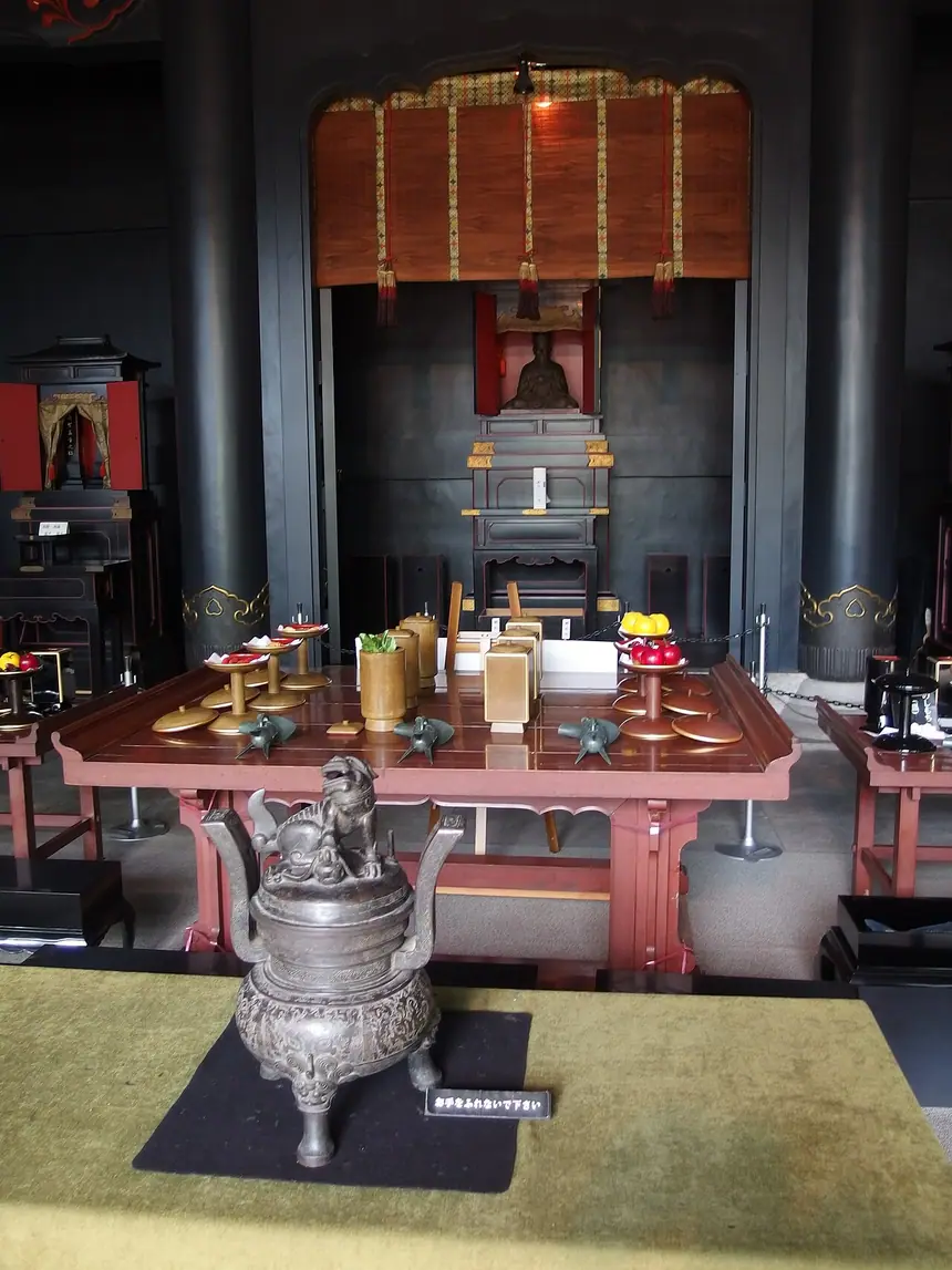 Lư hương và án lễ trước khám thờ, điện Đại Thành của Yushima Seidō, Tokyo. Ảnh chụp năm 2014.