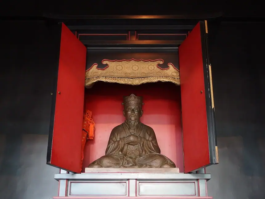 Tượng Khổng Tử ngồi trong khám, điện Đại Thành (Taiseiden) của Yushima Seidō, Tokyo. Ảnh chụp năm 2014.