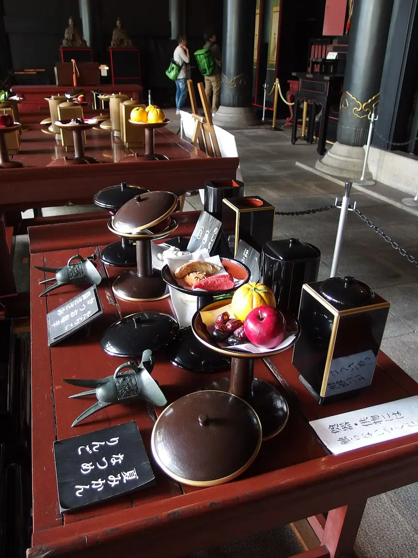 Đồ tế bày trên án trong điện Đại Thành của Yushima Seidō, Tokyo: chén ba chân, hộp đựng lễ có nắp, mâm quả. Ảnh chụp năm 2014.
