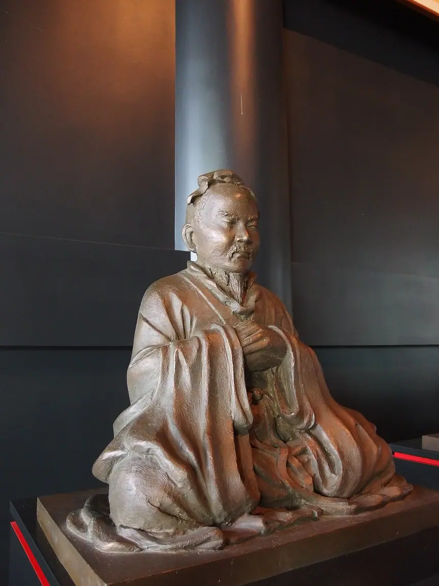 Tượng Mạnh Tử ở Yushima Seidō, Tokyo. Tên vị được thờ ghi theo người chụp. Ảnh chụp năm 2014.